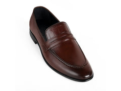 Close-up of Noble Line Mehrun brown leather loafer showing polished surface and fine stitching