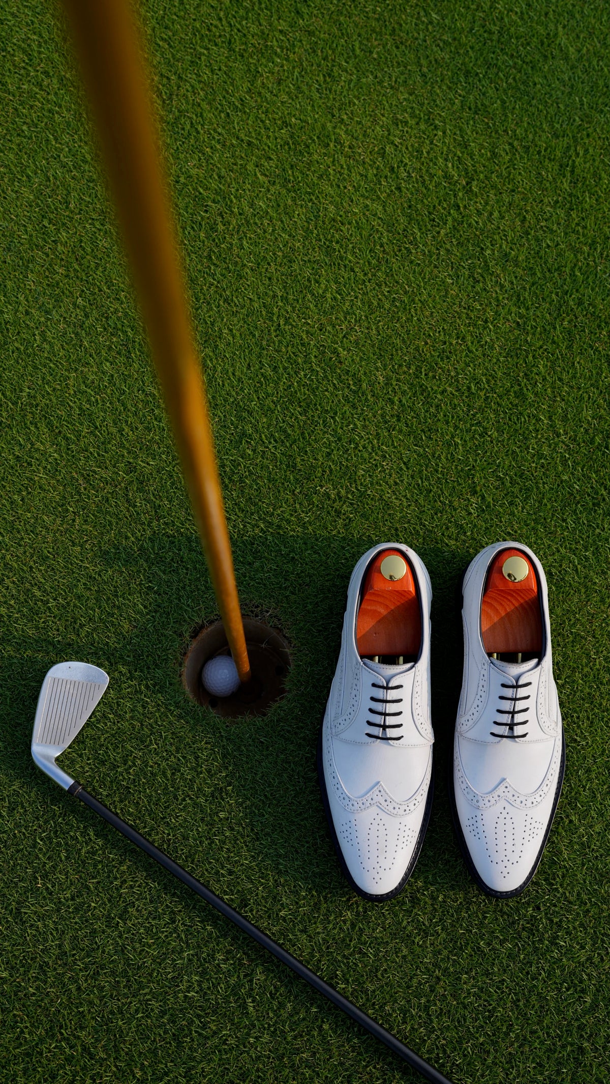 Cueřo brogues on a golf green